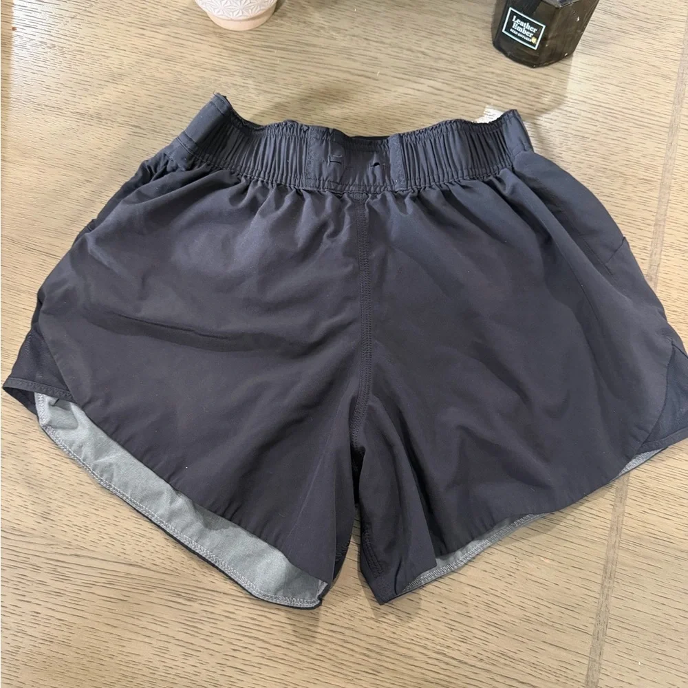 lululemon Women's Black Athletic Running revesible Shorts He lacks the shot.